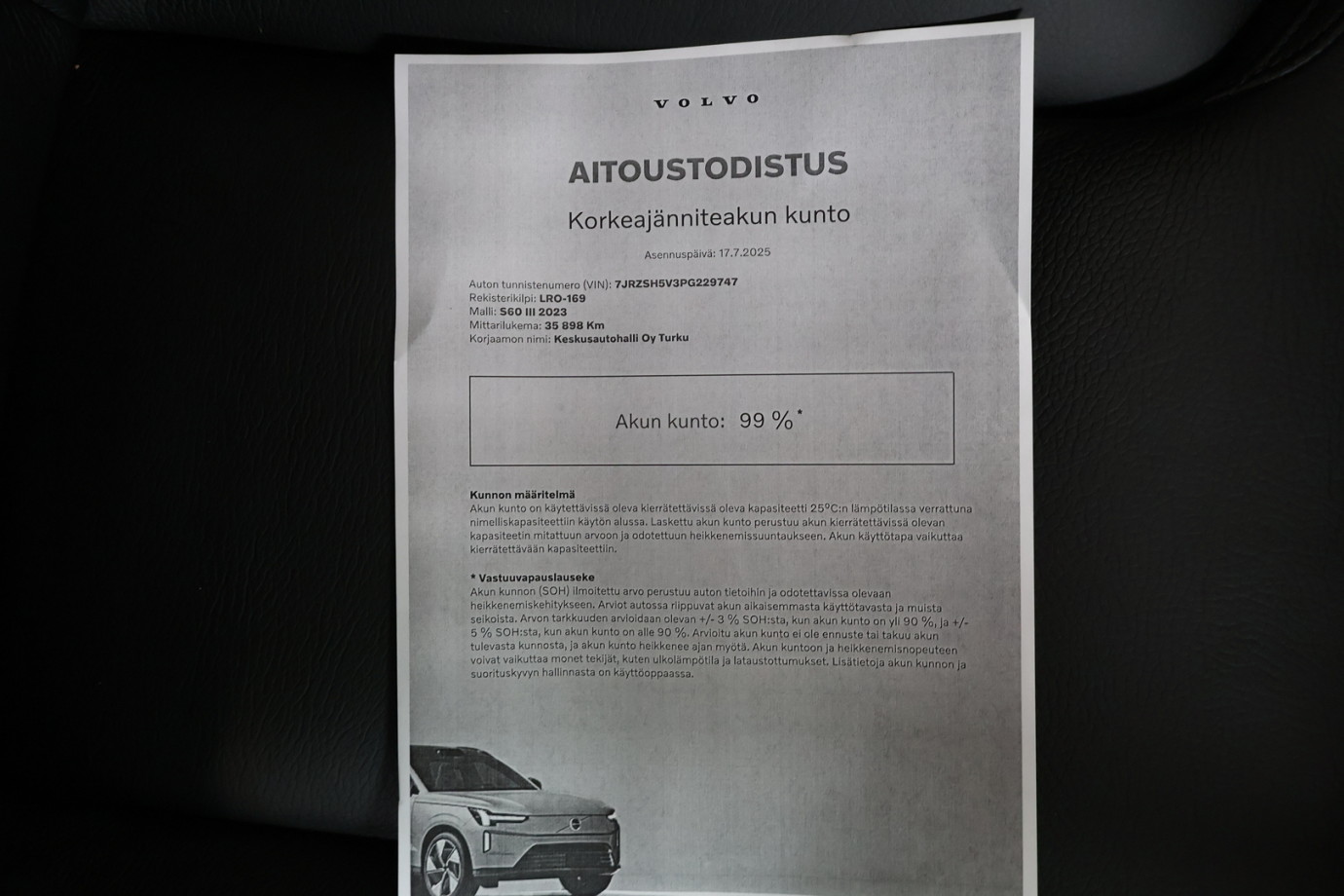 Esittelykuva VOLVO S60 lataushybridiautosta.