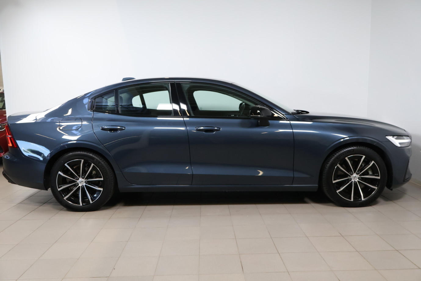 Esittelykuva VOLVO S60 lataushybridiautosta.