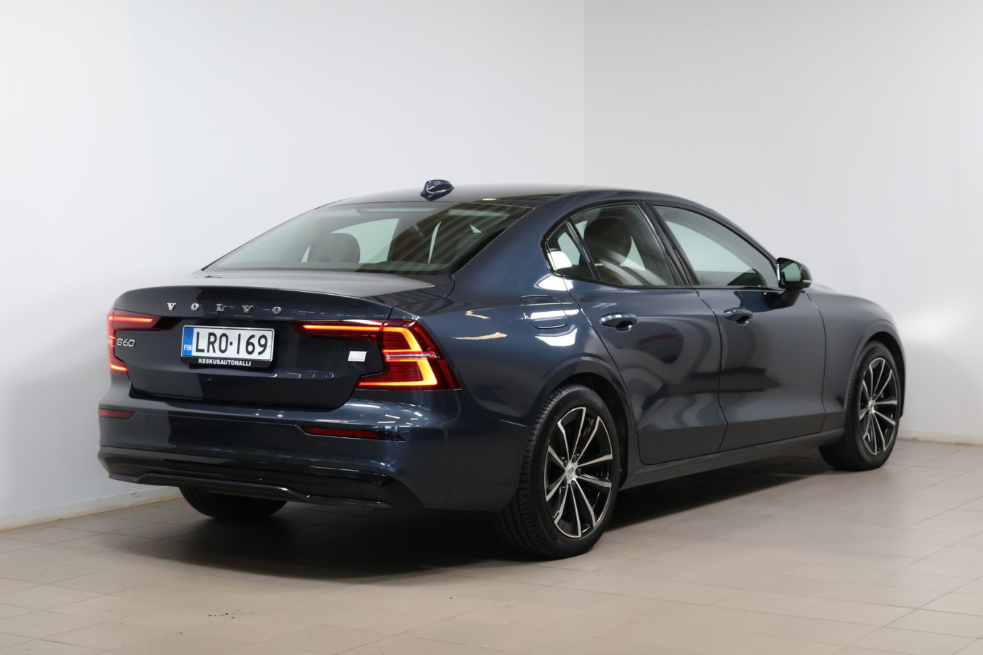 Esittelykuva VOLVO S60 lataushybridiautosta.