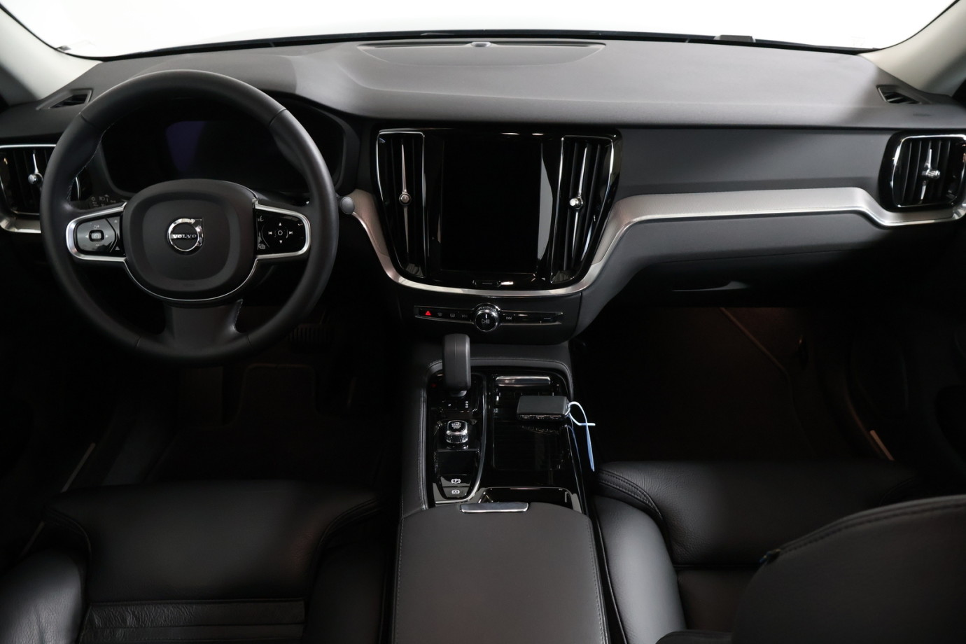 Esittelykuva VOLVO S60 lataushybridiautosta.