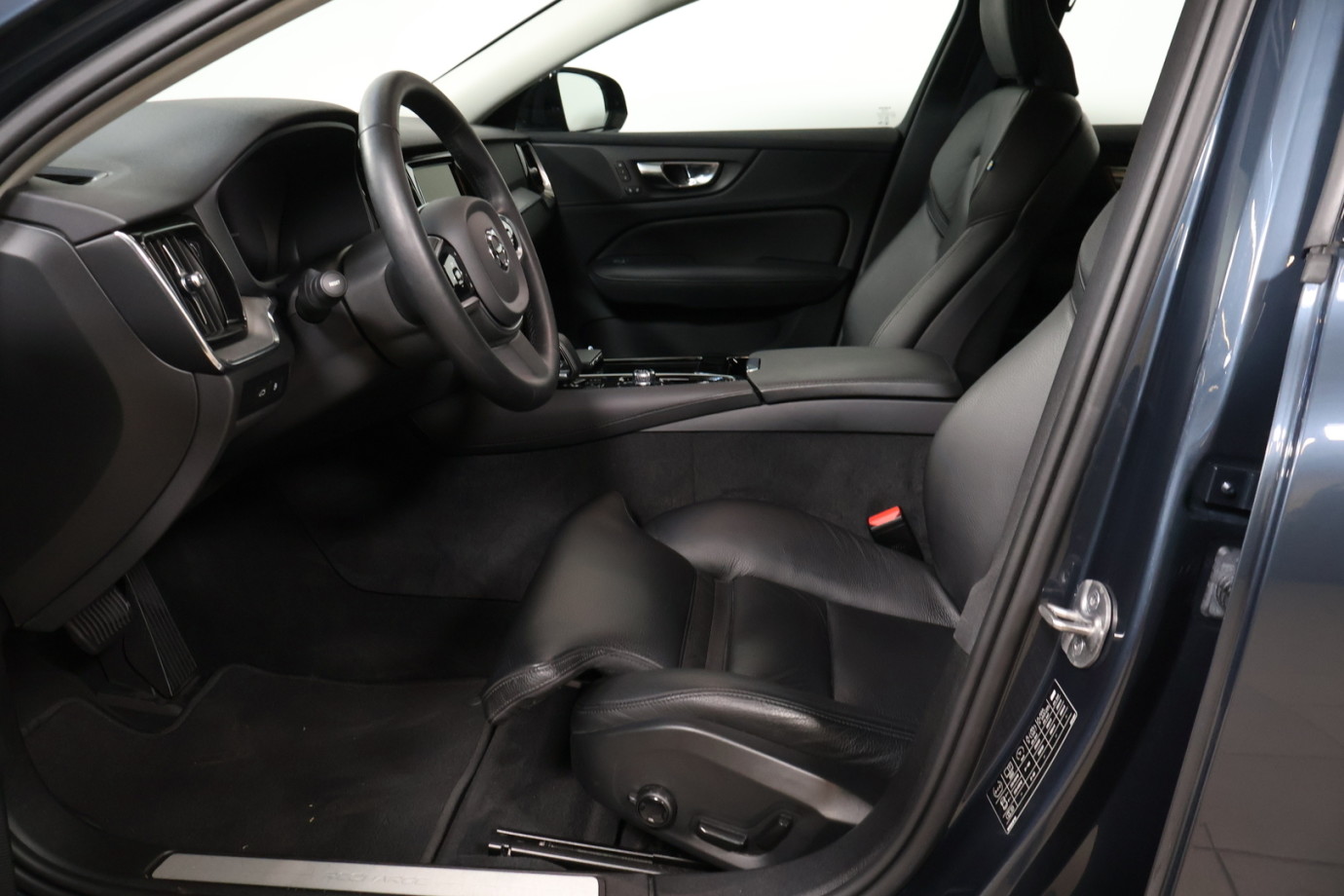 Esittelykuva VOLVO S60 lataushybridiautosta.