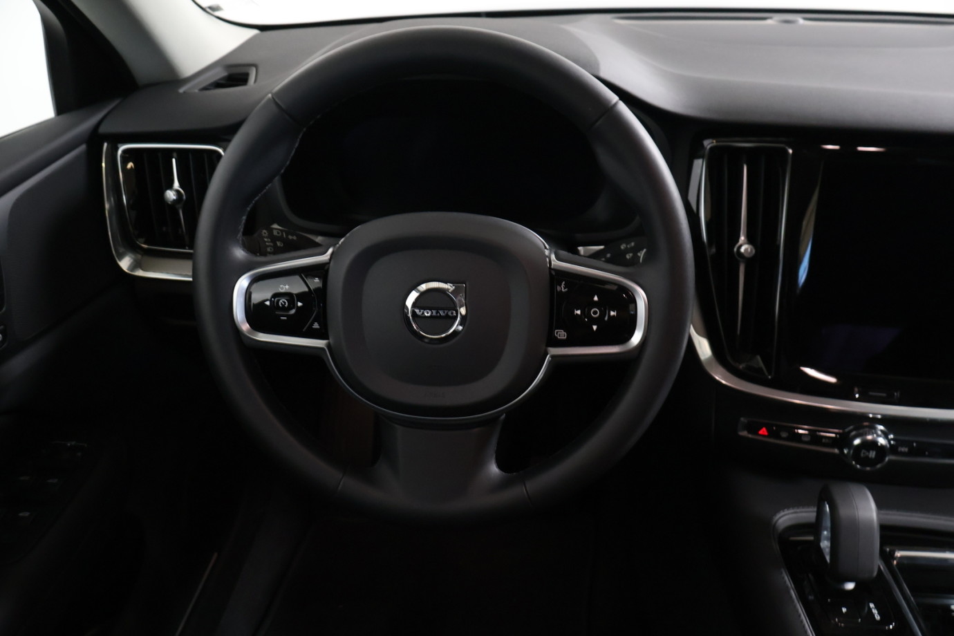 Esittelykuva VOLVO S60 lataushybridiautosta.