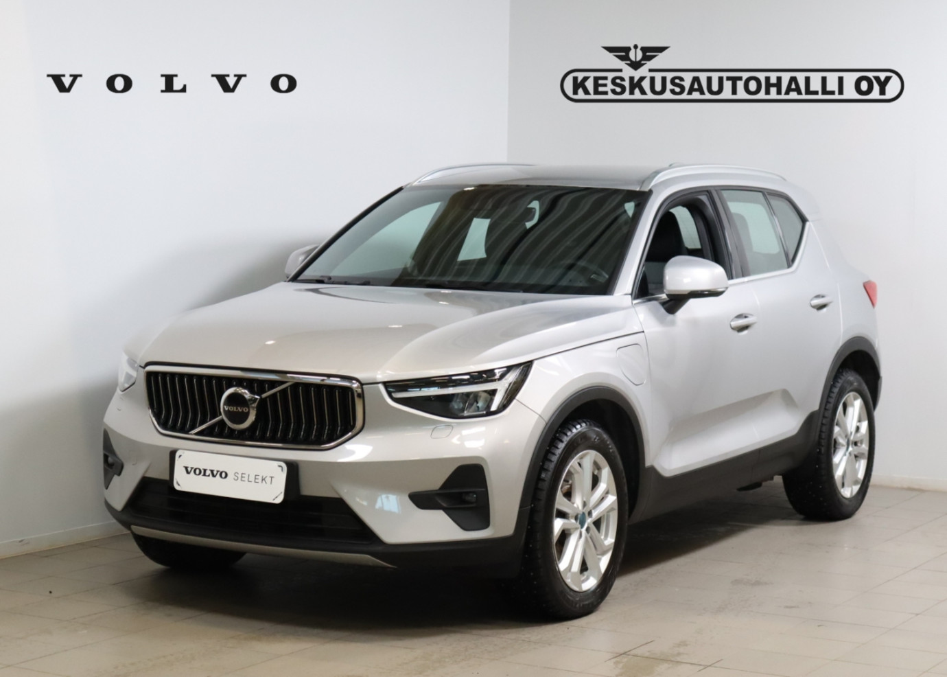 Esittelykuva VOLVO XC40 lataushybridiautosta.