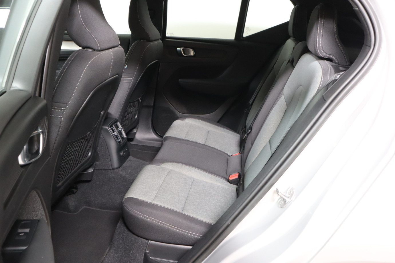 Esittelykuva VOLVO XC40 lataushybridiautosta.
