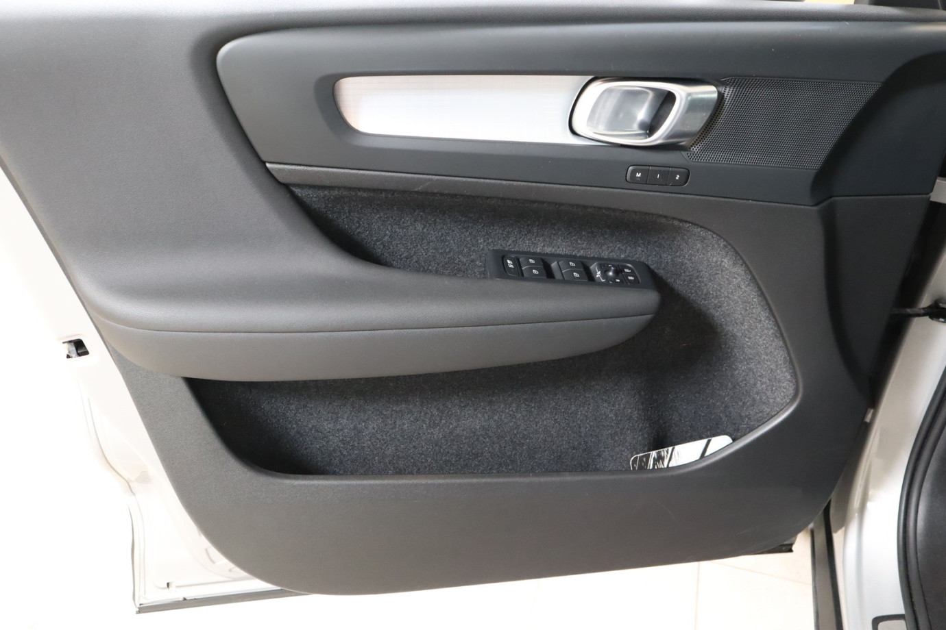 Esittelykuva VOLVO XC40 lataushybridiautosta.