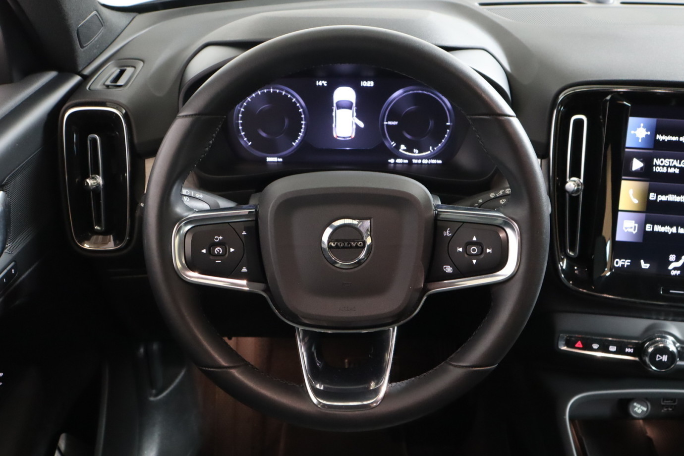 Esittelykuva VOLVO XC40 lataushybridiautosta.