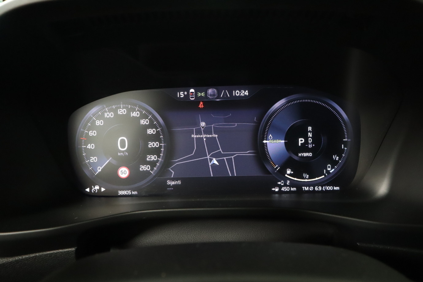 Esittelykuva VOLVO XC40 lataushybridiautosta.