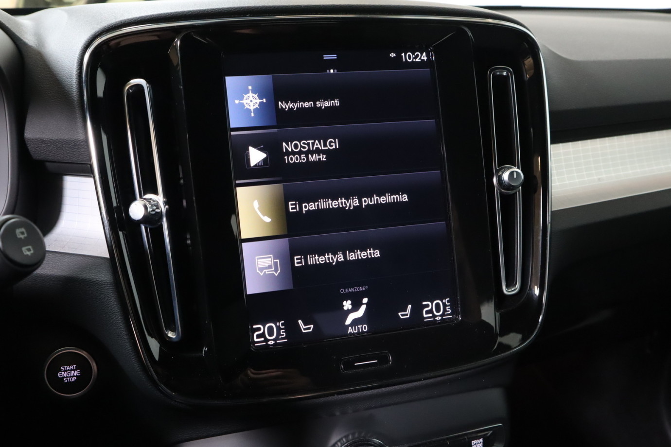 Esittelykuva VOLVO XC40 lataushybridiautosta.