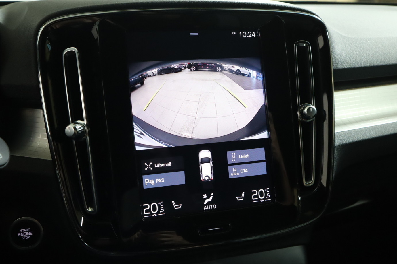 Esittelykuva VOLVO XC40 lataushybridiautosta.
