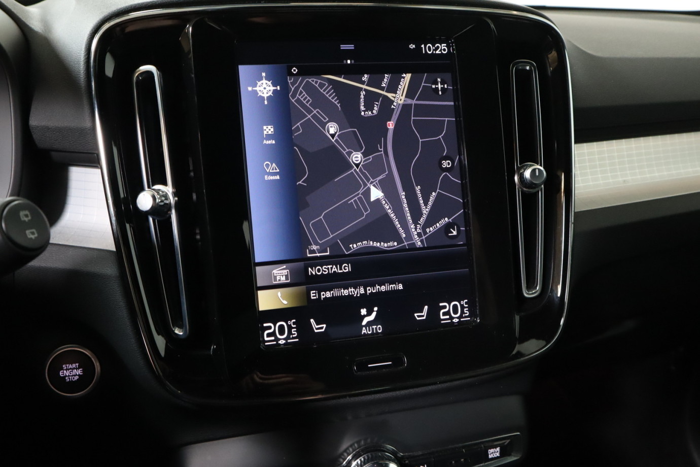 Esittelykuva VOLVO XC40 lataushybridiautosta.