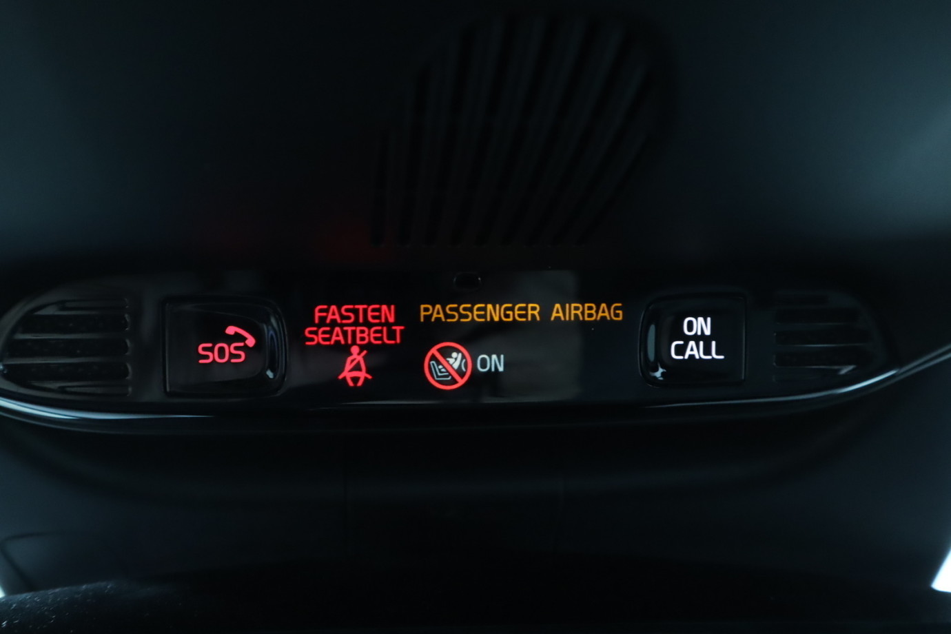 Esittelykuva VOLVO XC40 lataushybridiautosta.