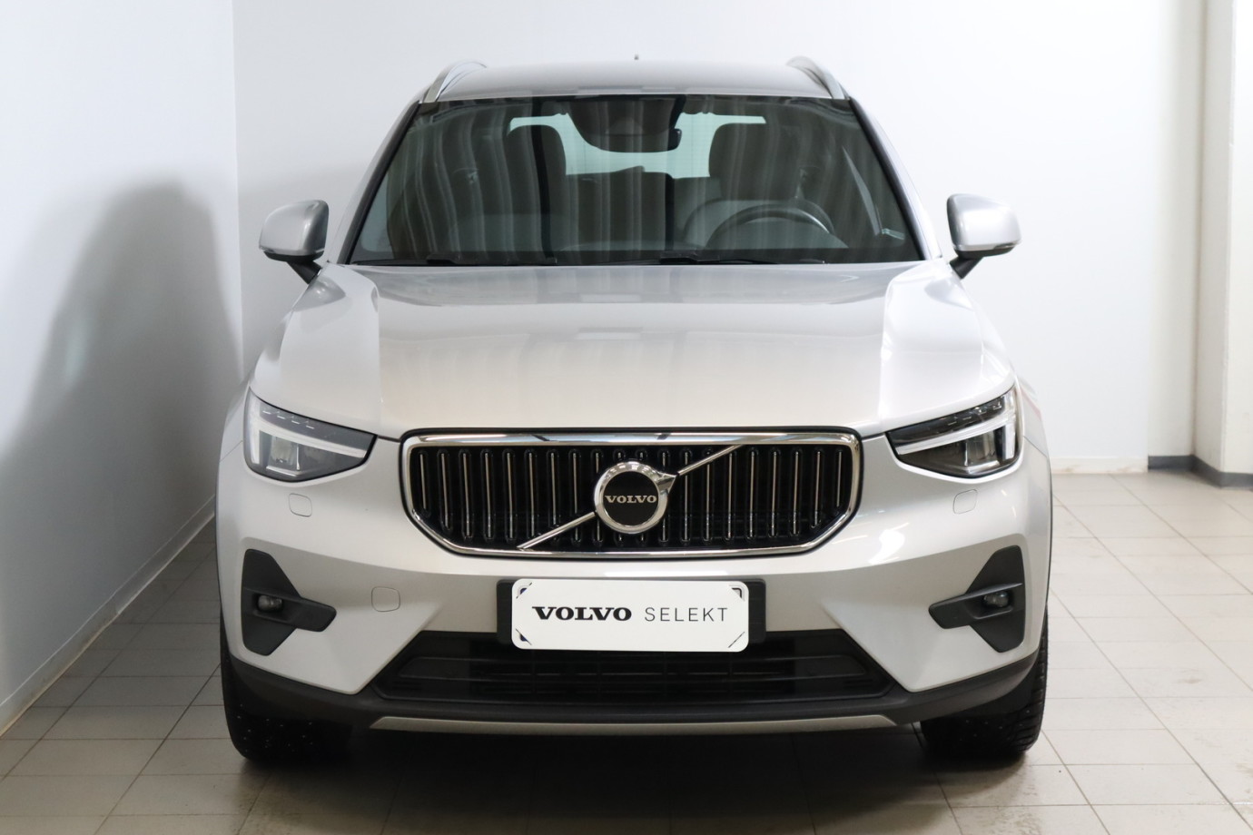 Esittelykuva VOLVO XC40 lataushybridiautosta.