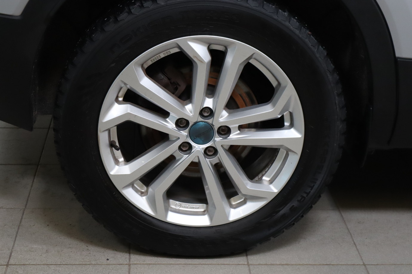 Esittelykuva VOLVO XC40 lataushybridiautosta.