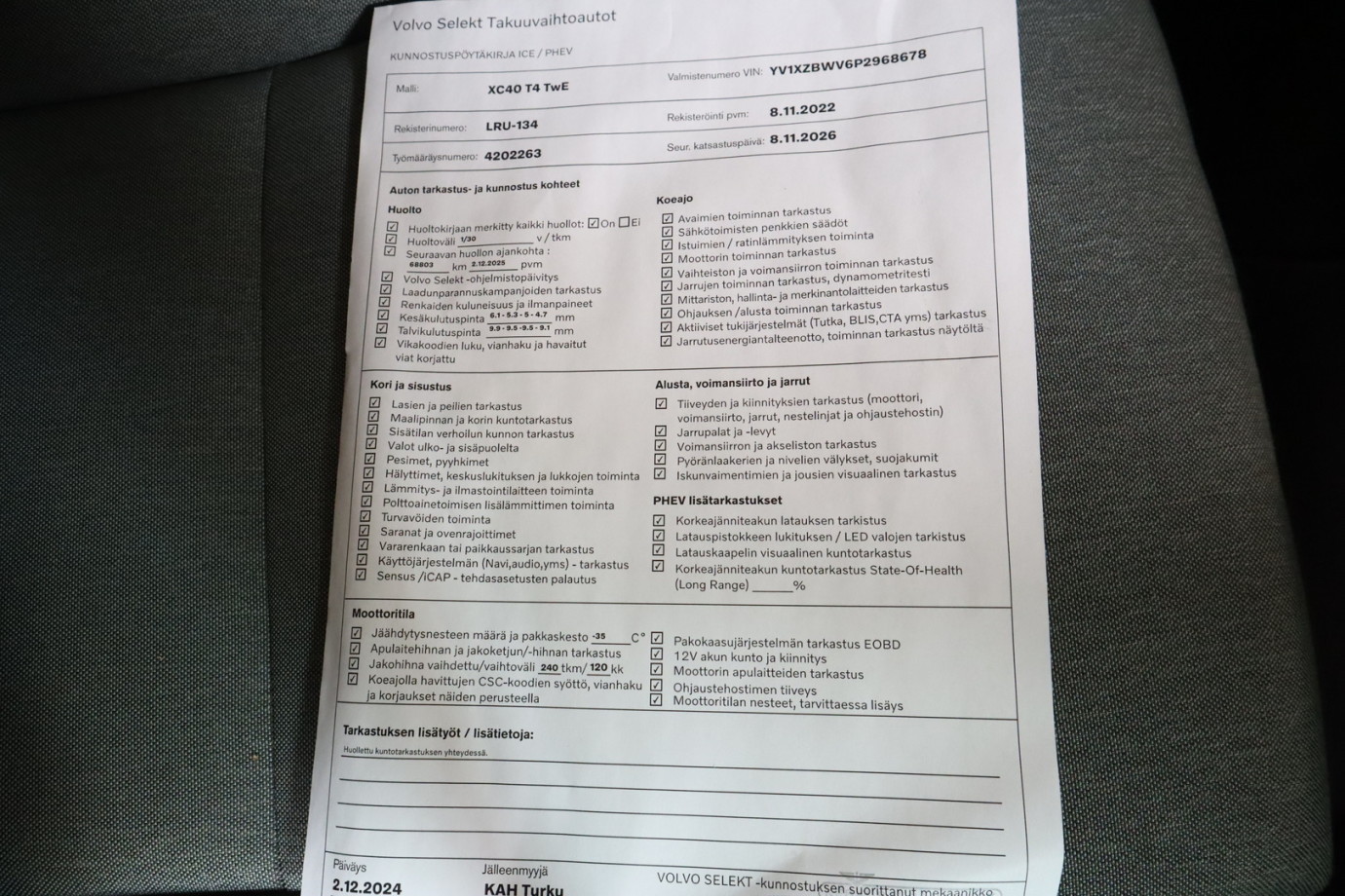 Esittelykuva VOLVO XC40 lataushybridiautosta.