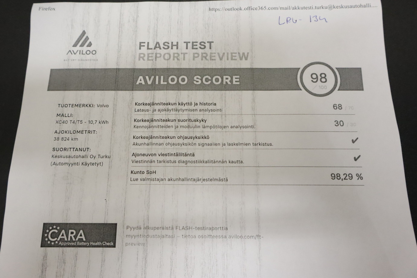 Esittelykuva VOLVO XC40 lataushybridiautosta.