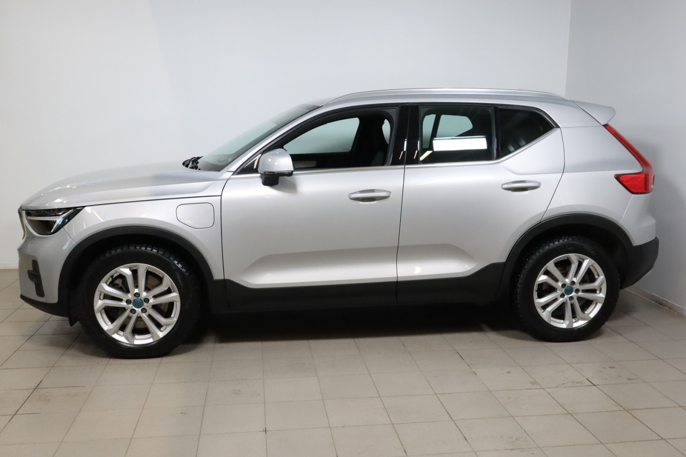 Esittelykuva VOLVO XC40 lataushybridiautosta.