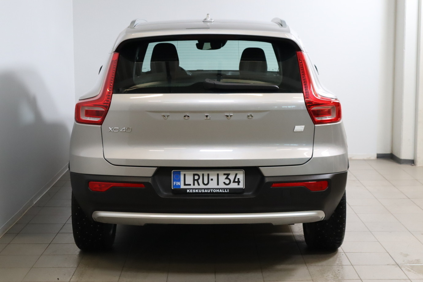 Esittelykuva VOLVO XC40 lataushybridiautosta.