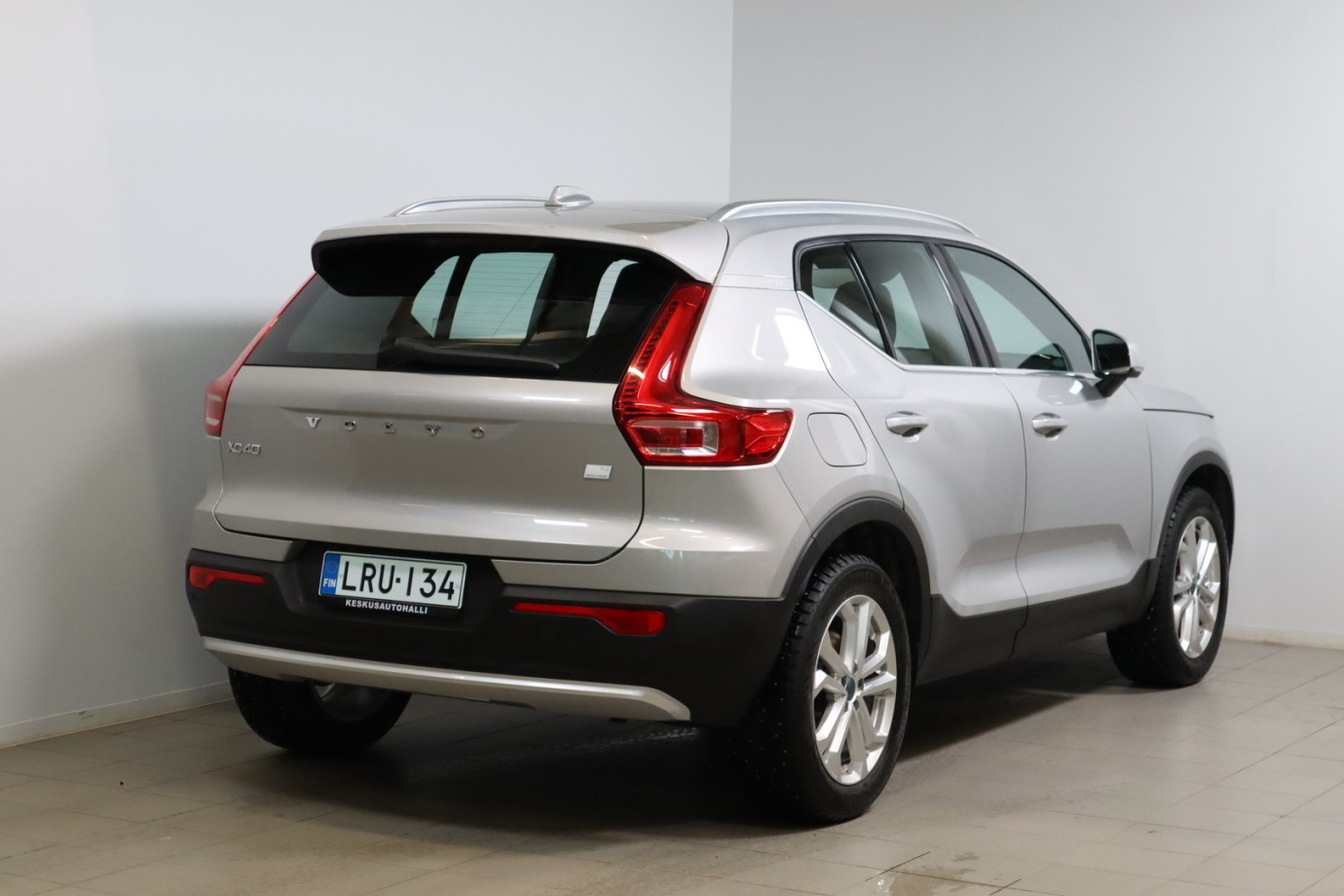 Esittelykuva VOLVO XC40 lataushybridiautosta.