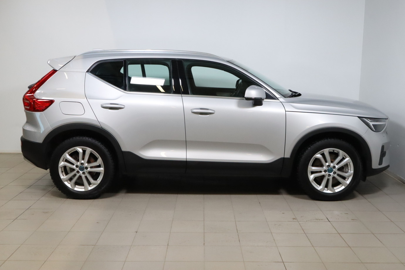 Esittelykuva VOLVO XC40 lataushybridiautosta.