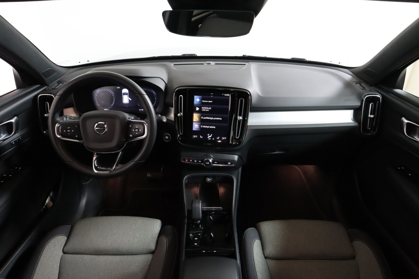 Esittelykuva VOLVO XC40 lataushybridiautosta.