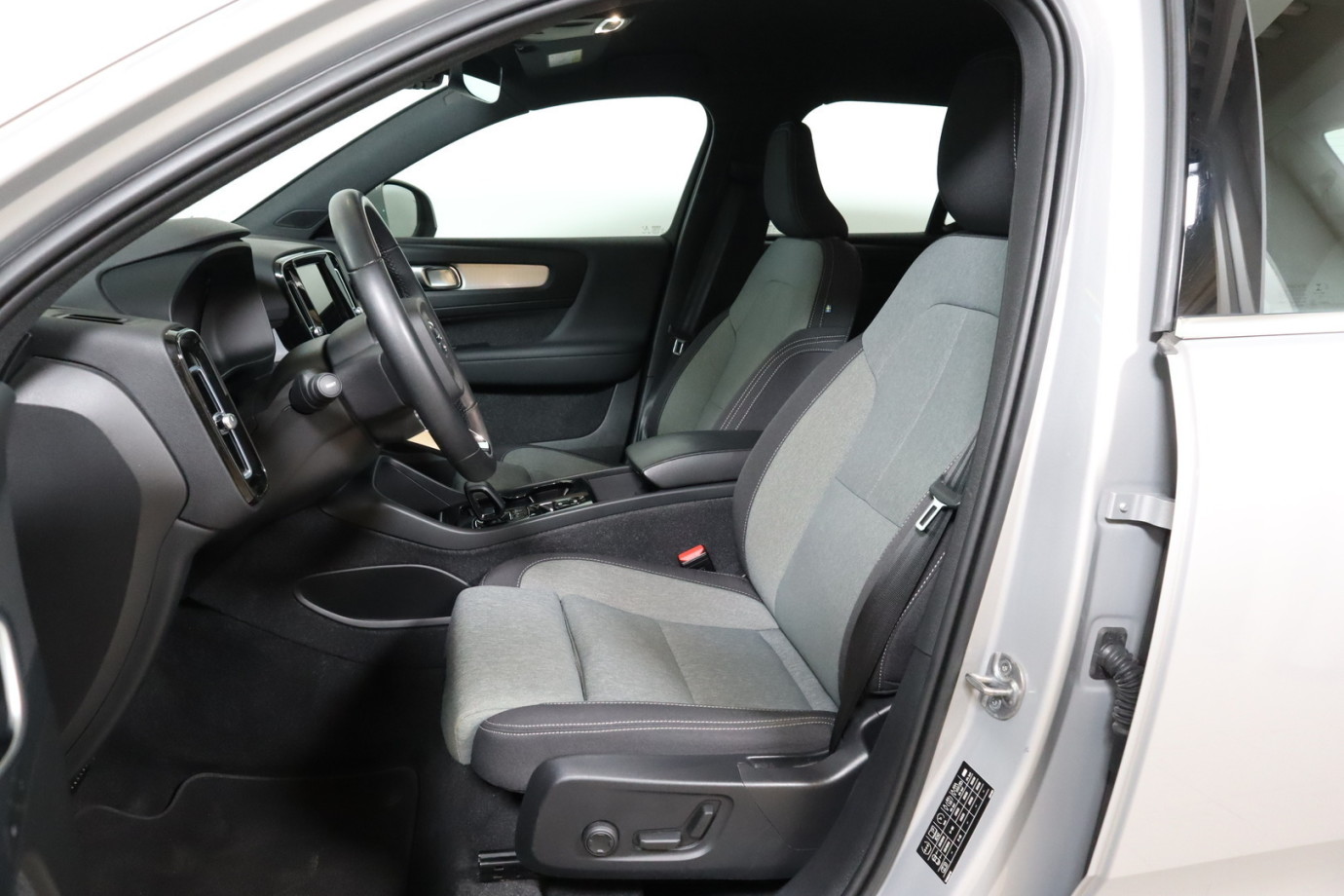 Esittelykuva VOLVO XC40 lataushybridiautosta.