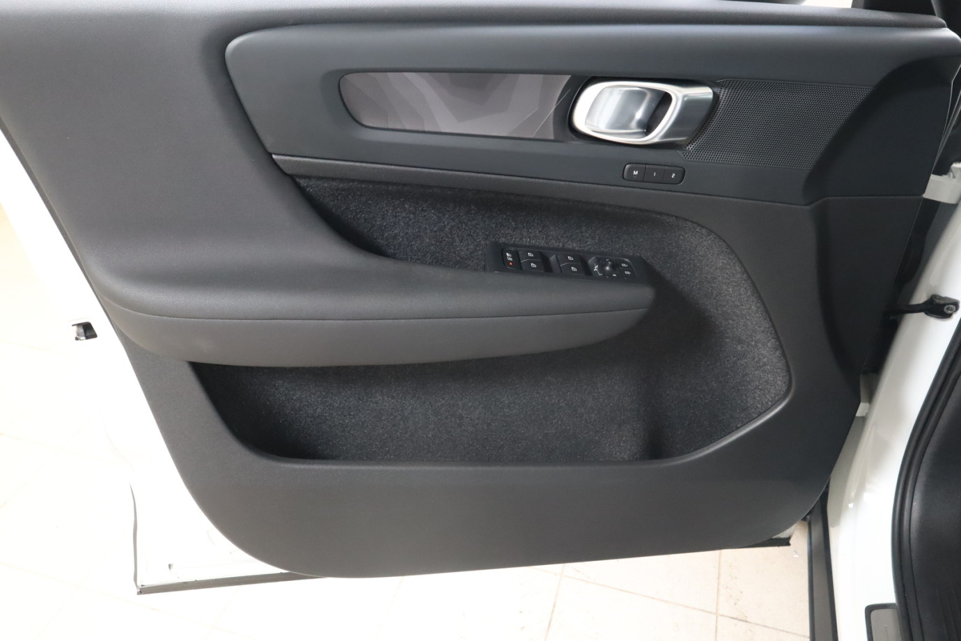 Esittelykuva VOLVO C40 täyssähköautosta.