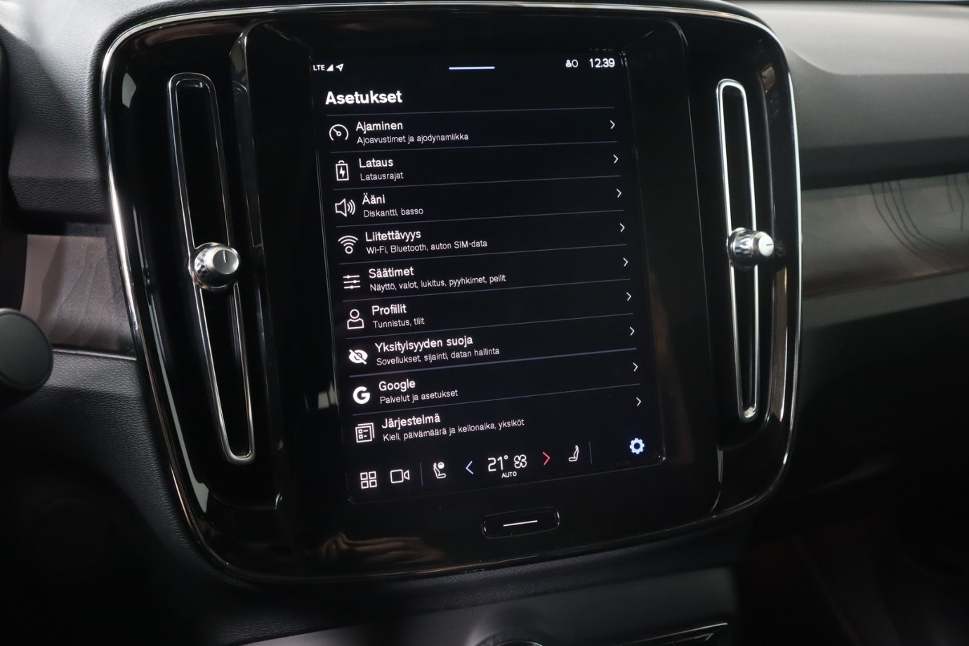 Esittelykuva VOLVO C40 täyssähköautosta.