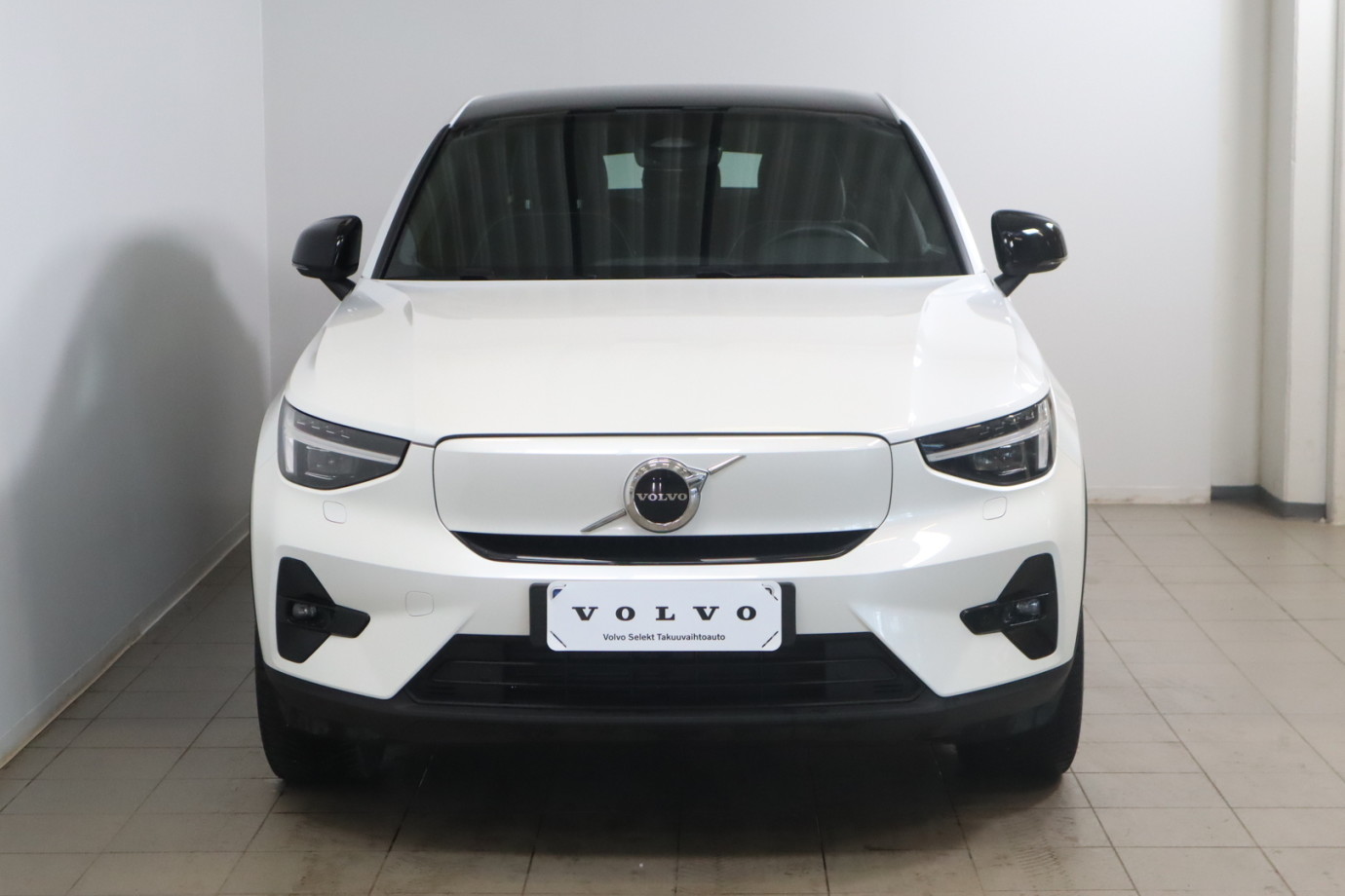 Esittelykuva VOLVO C40 täyssähköautosta.