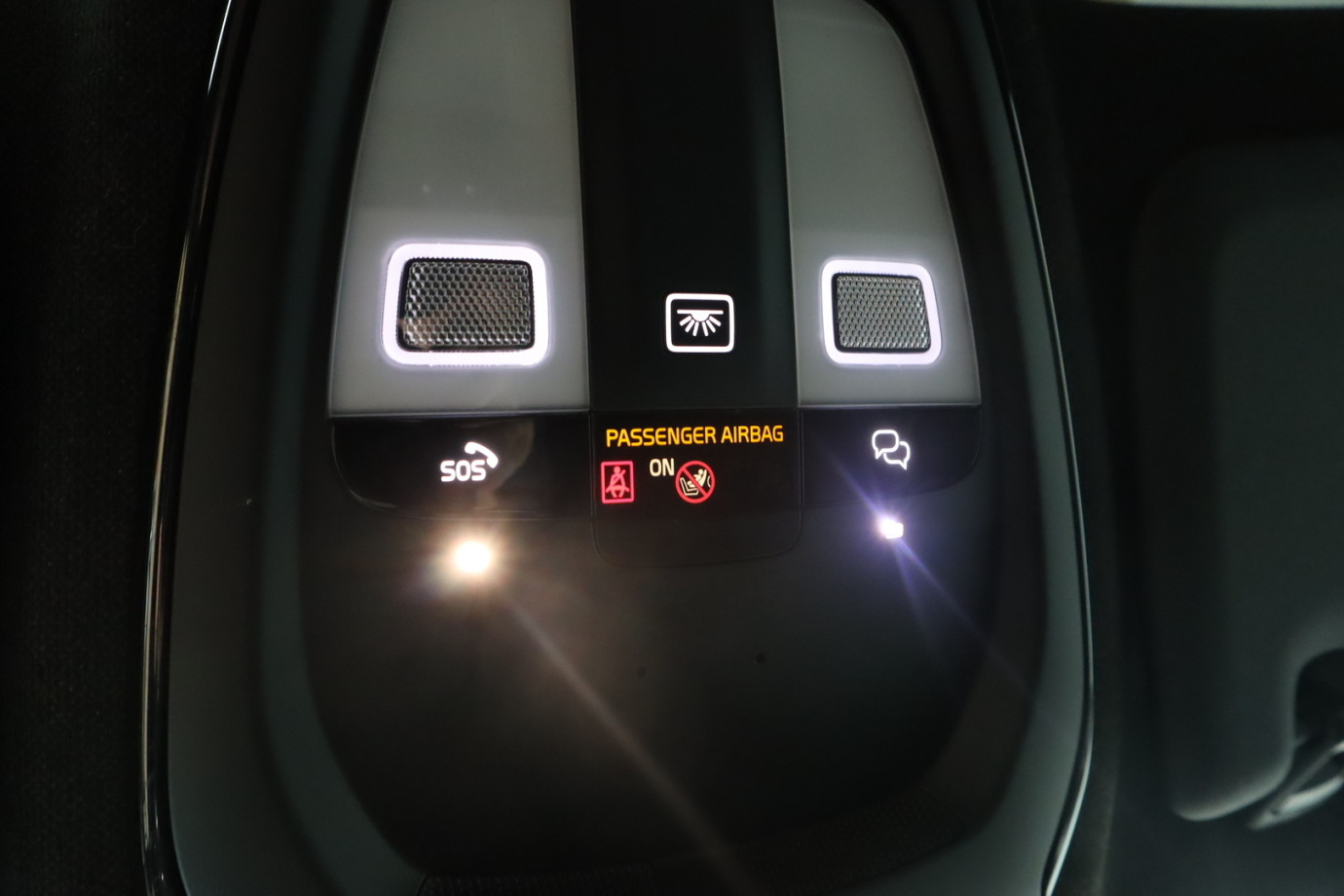 Esittelykuva VOLVO C40 täyssähköautosta.