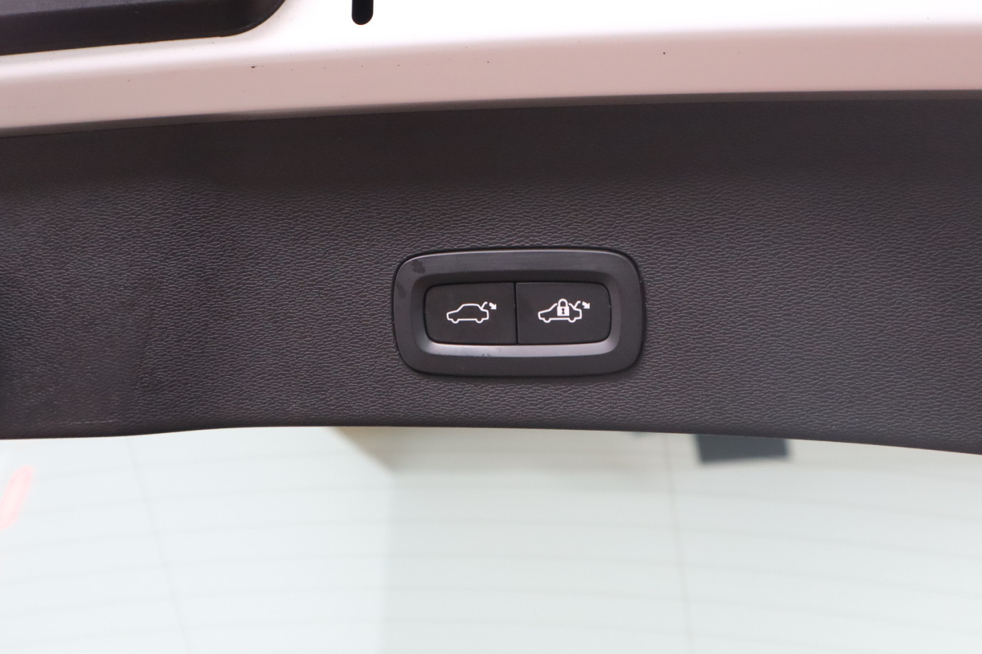 Esittelykuva VOLVO C40 täyssähköautosta.