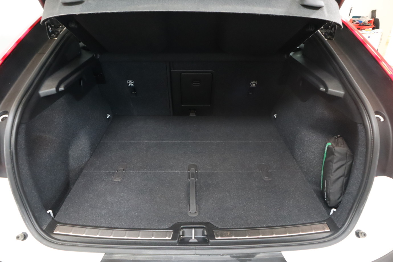 Esittelykuva VOLVO C40 täyssähköautosta.