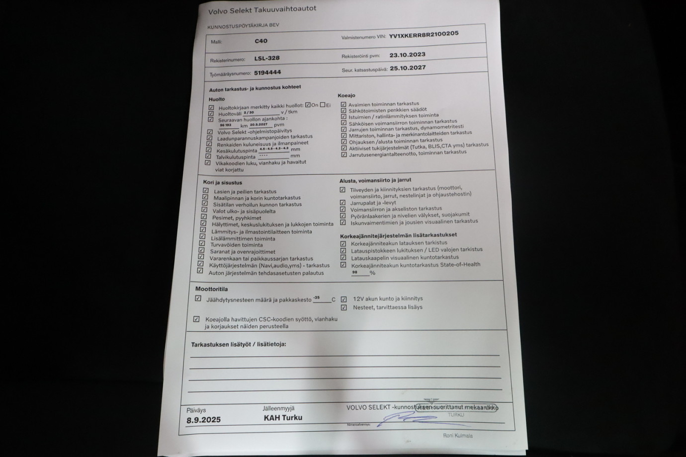 Esittelykuva VOLVO C40 täyssähköautosta.