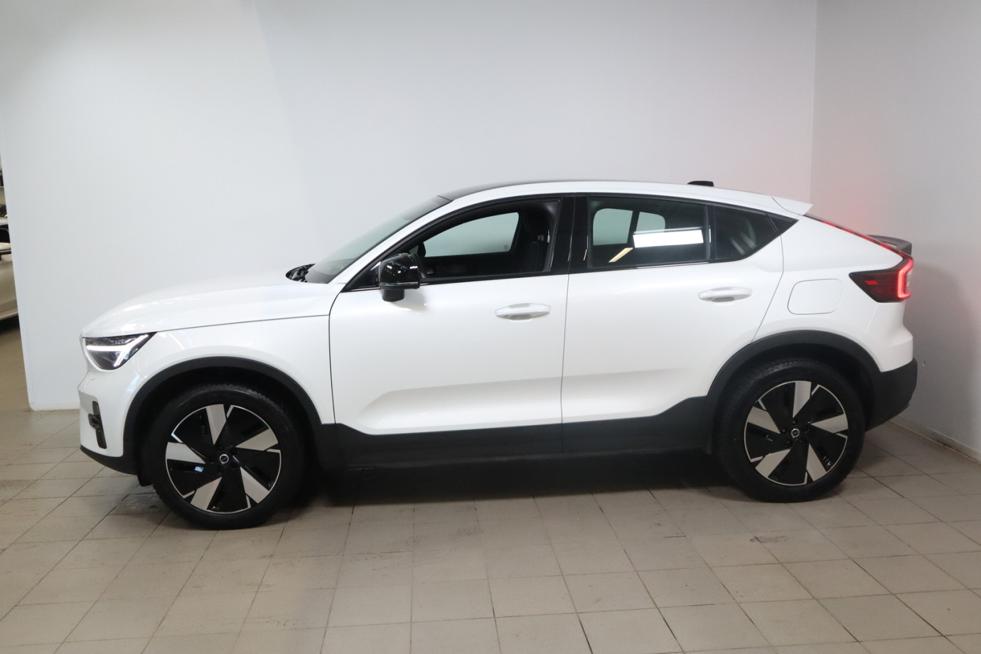 Esittelykuva VOLVO C40 täyssähköautosta.