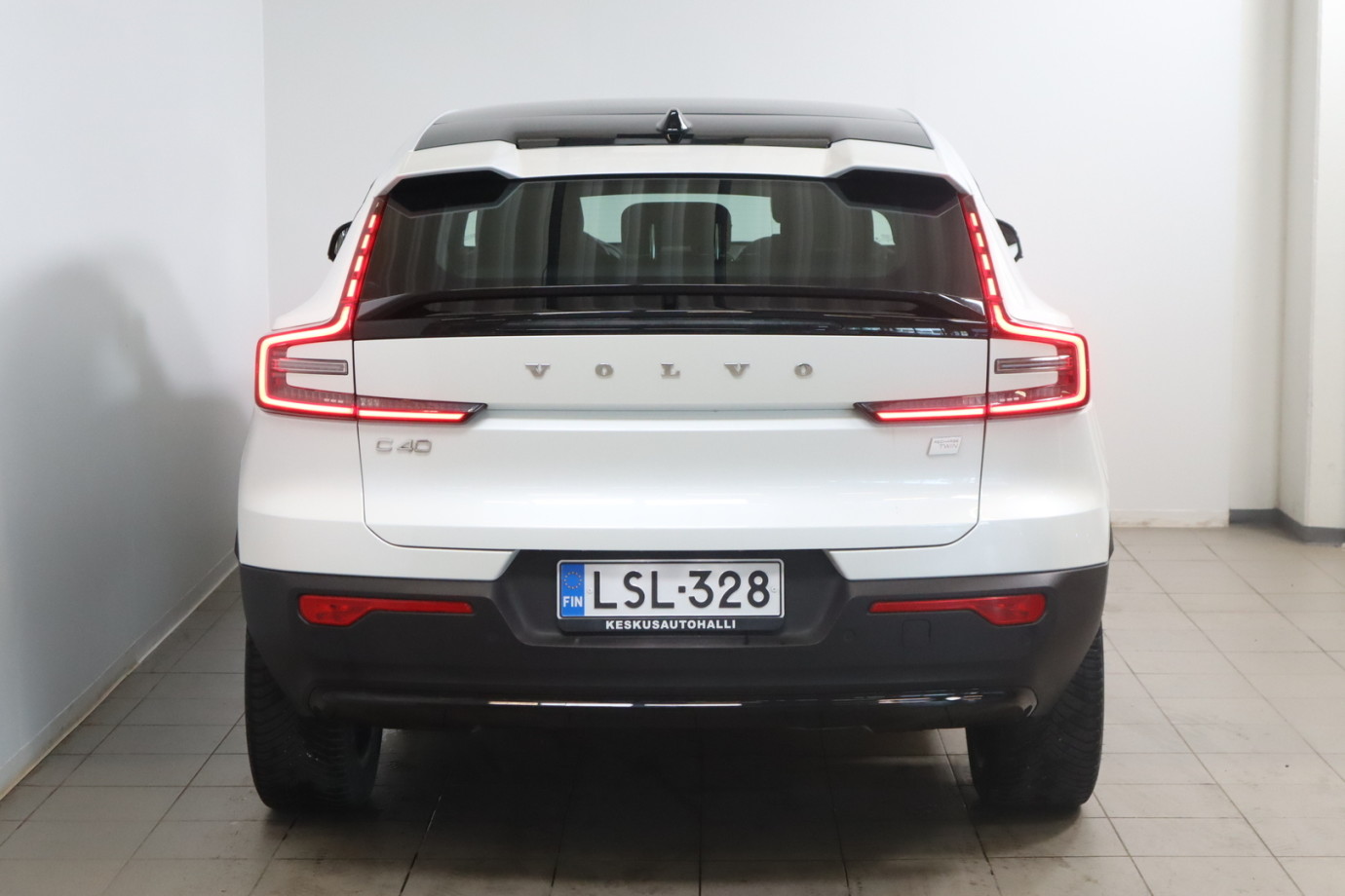 Esittelykuva VOLVO C40 täyssähköautosta.