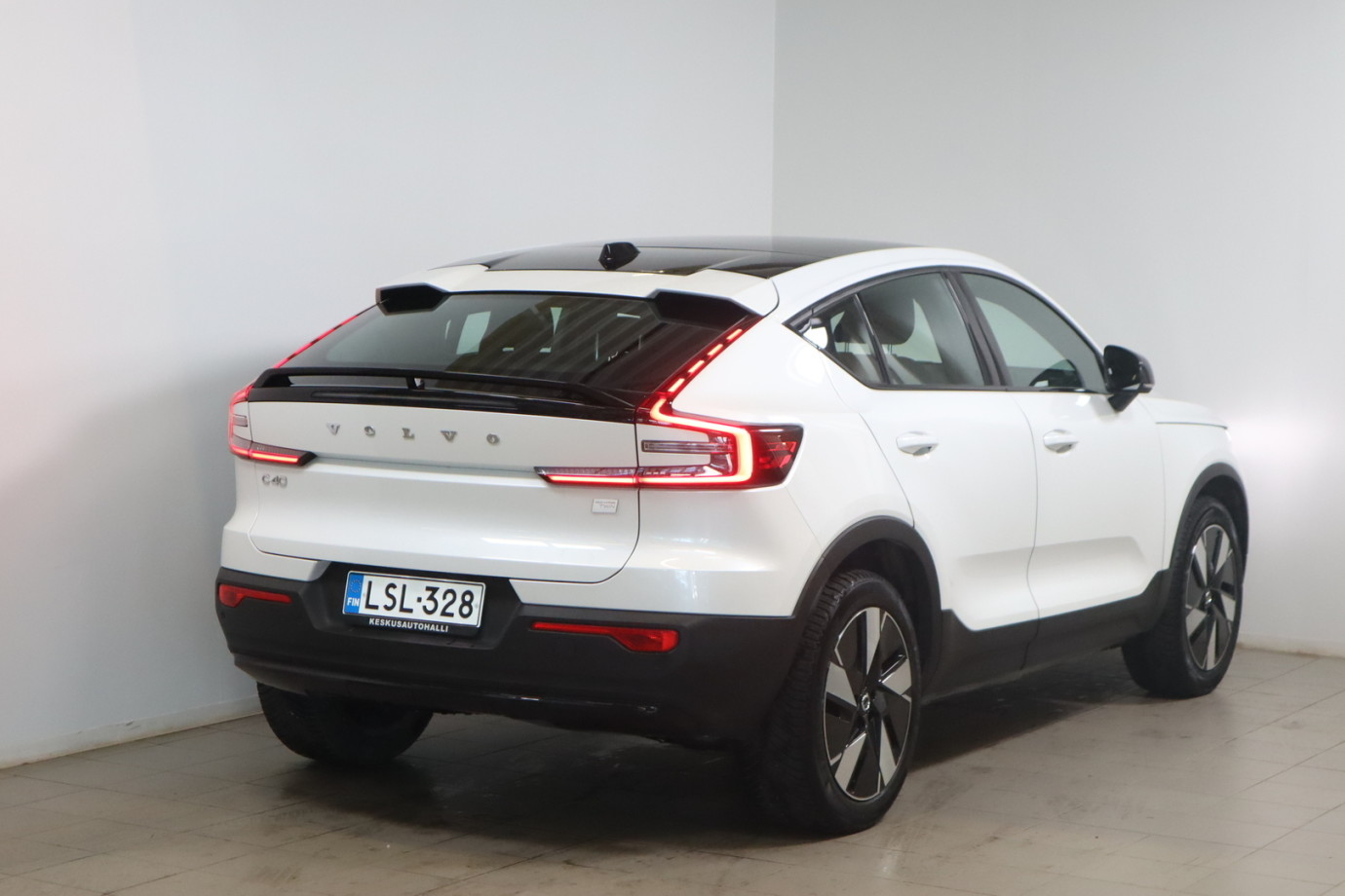 Esittelykuva VOLVO C40 täyssähköautosta.