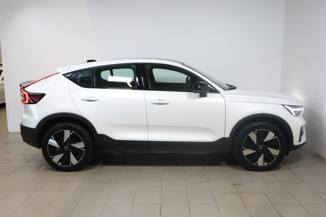 Esittelykuva VOLVO C40 täyssähköautosta.