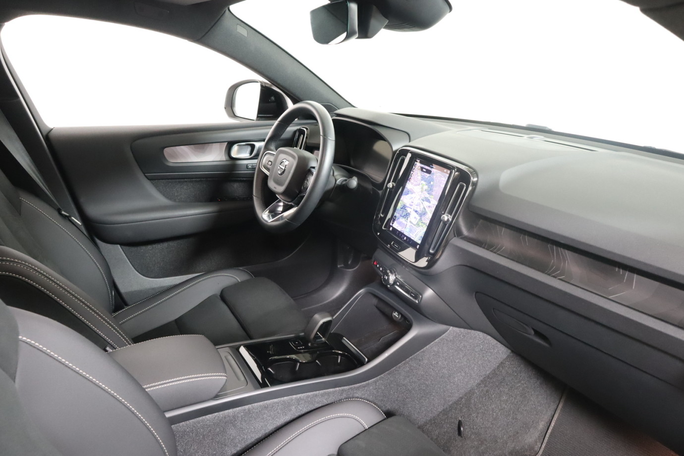 Esittelykuva VOLVO C40 täyssähköautosta.