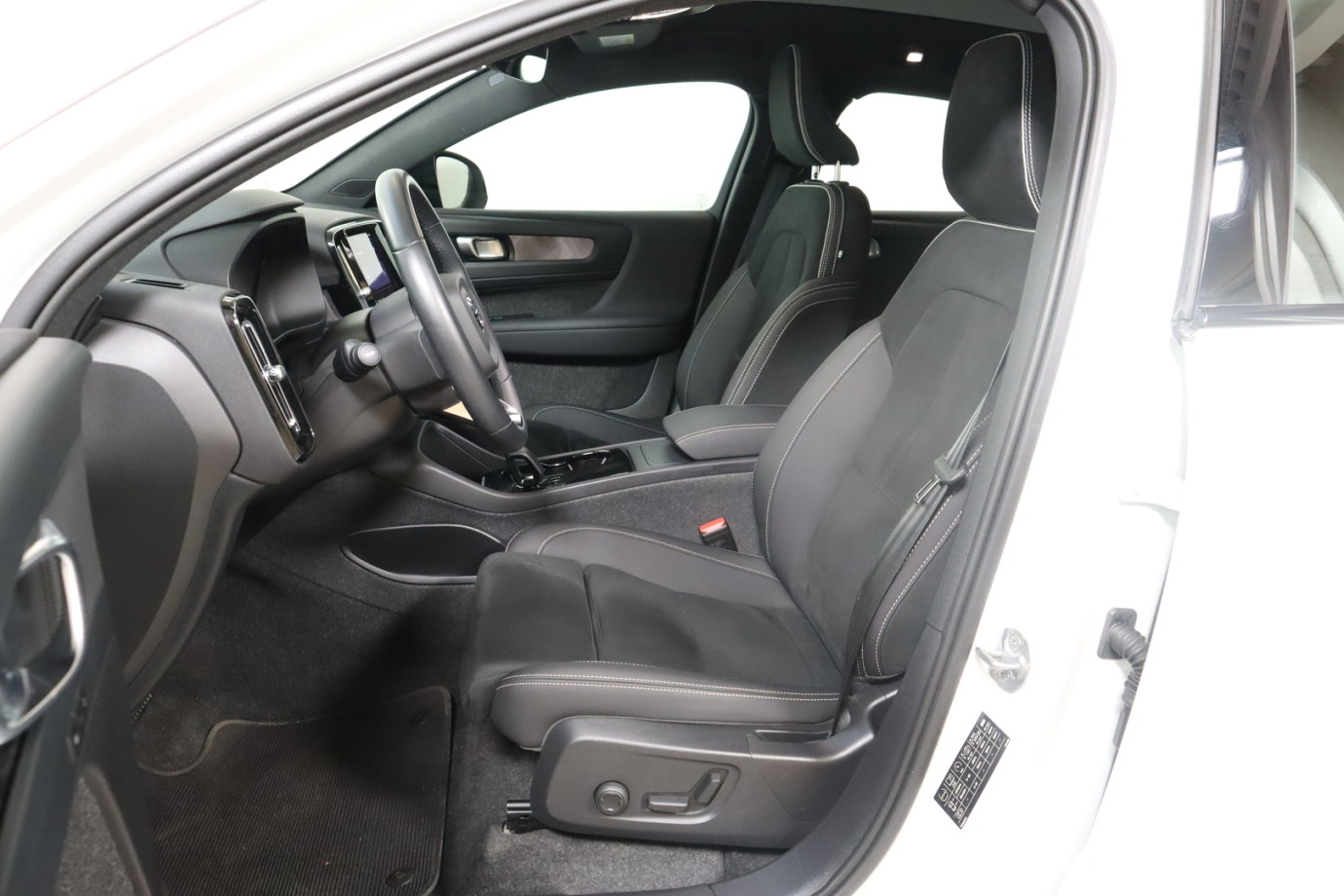 Esittelykuva VOLVO C40 täyssähköautosta.