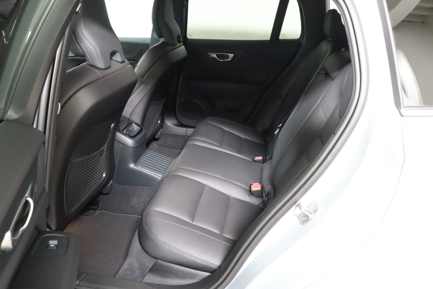 Esittelykuva VOLVO V60 lataushybridiautosta.