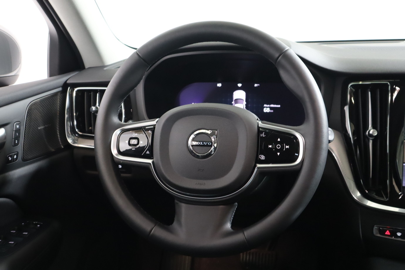 Esittelykuva VOLVO V60 lataushybridiautosta.