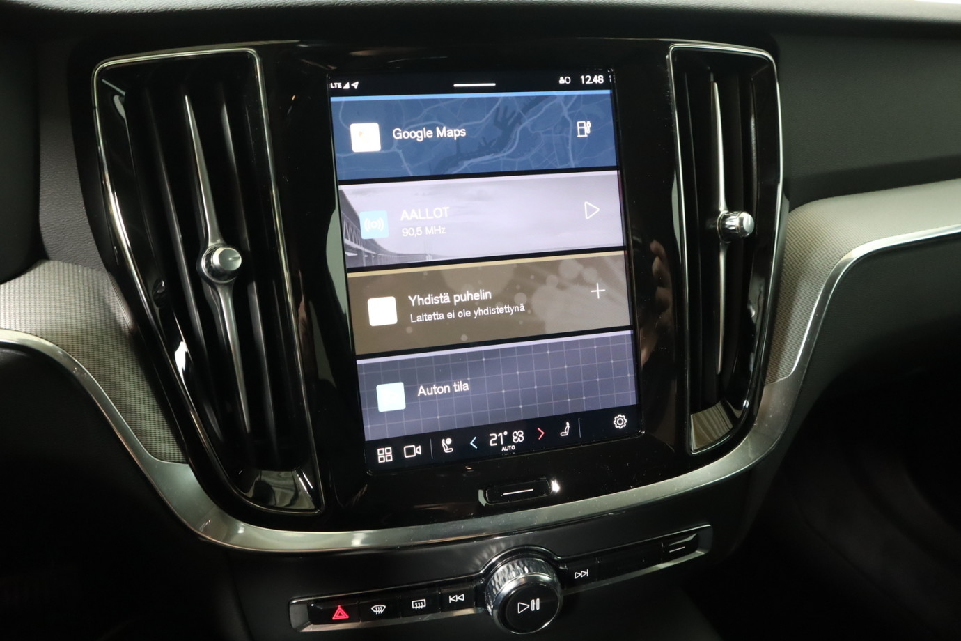 Esittelykuva VOLVO V60 lataushybridiautosta.