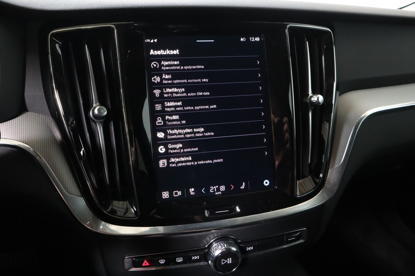 Esittelykuva VOLVO V60 lataushybridiautosta.