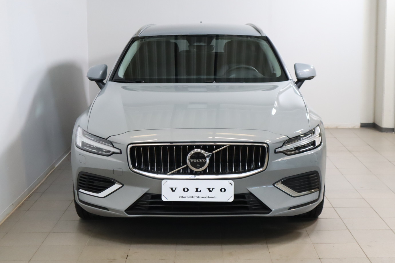 Esittelykuva VOLVO V60 lataushybridiautosta.