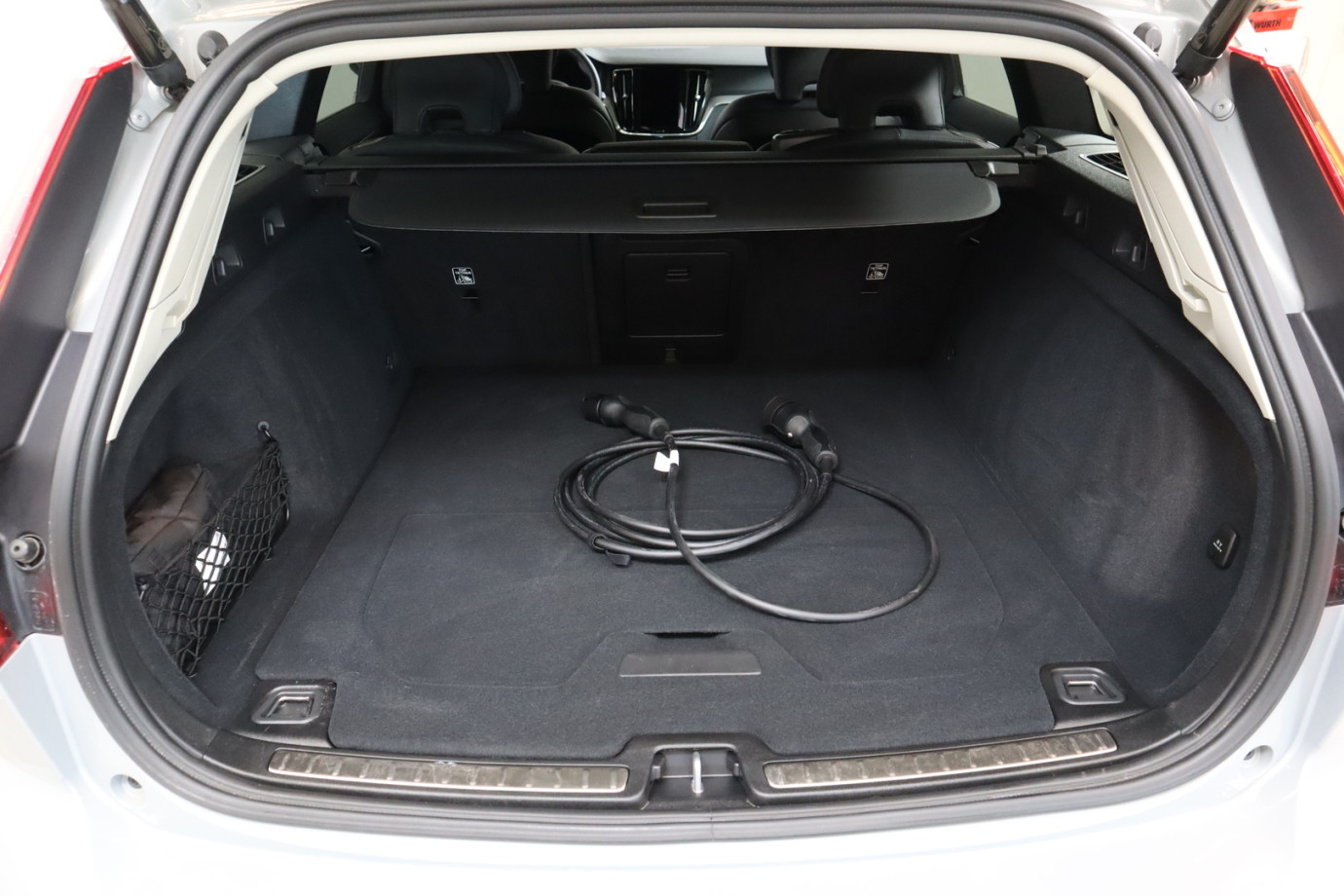 Esittelykuva VOLVO V60 lataushybridiautosta.