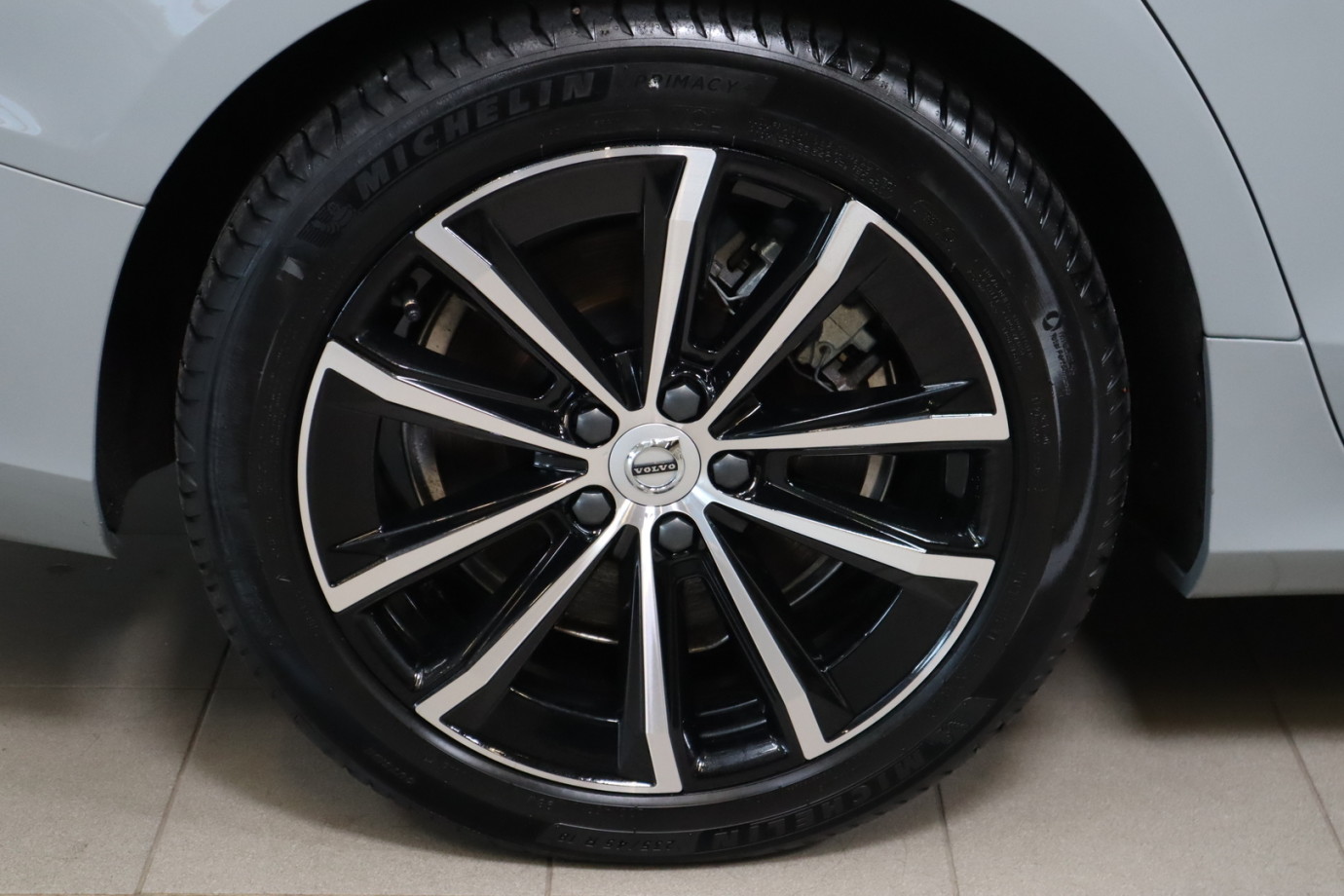 Esittelykuva VOLVO V60 lataushybridiautosta.