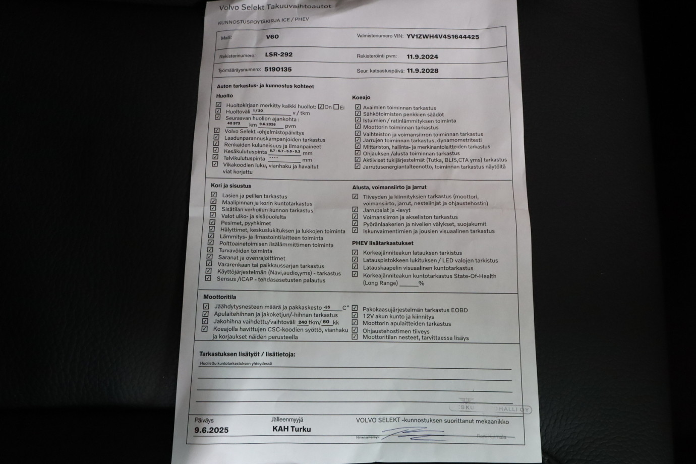 Esittelykuva VOLVO V60 lataushybridiautosta.