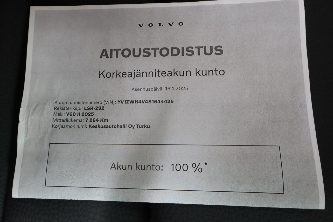 Esittelykuva VOLVO V60 lataushybridiautosta.