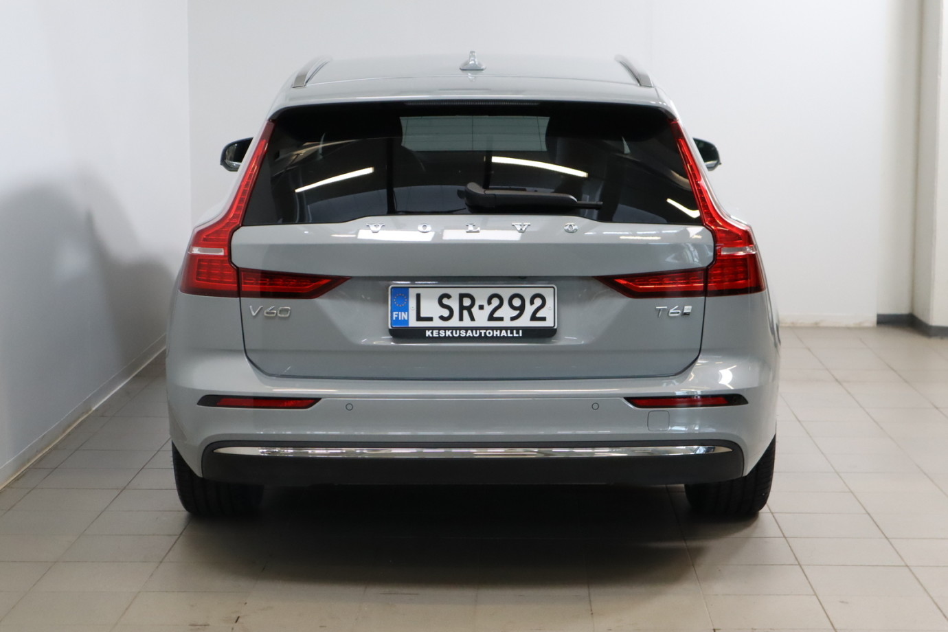 Esittelykuva VOLVO V60 lataushybridiautosta.