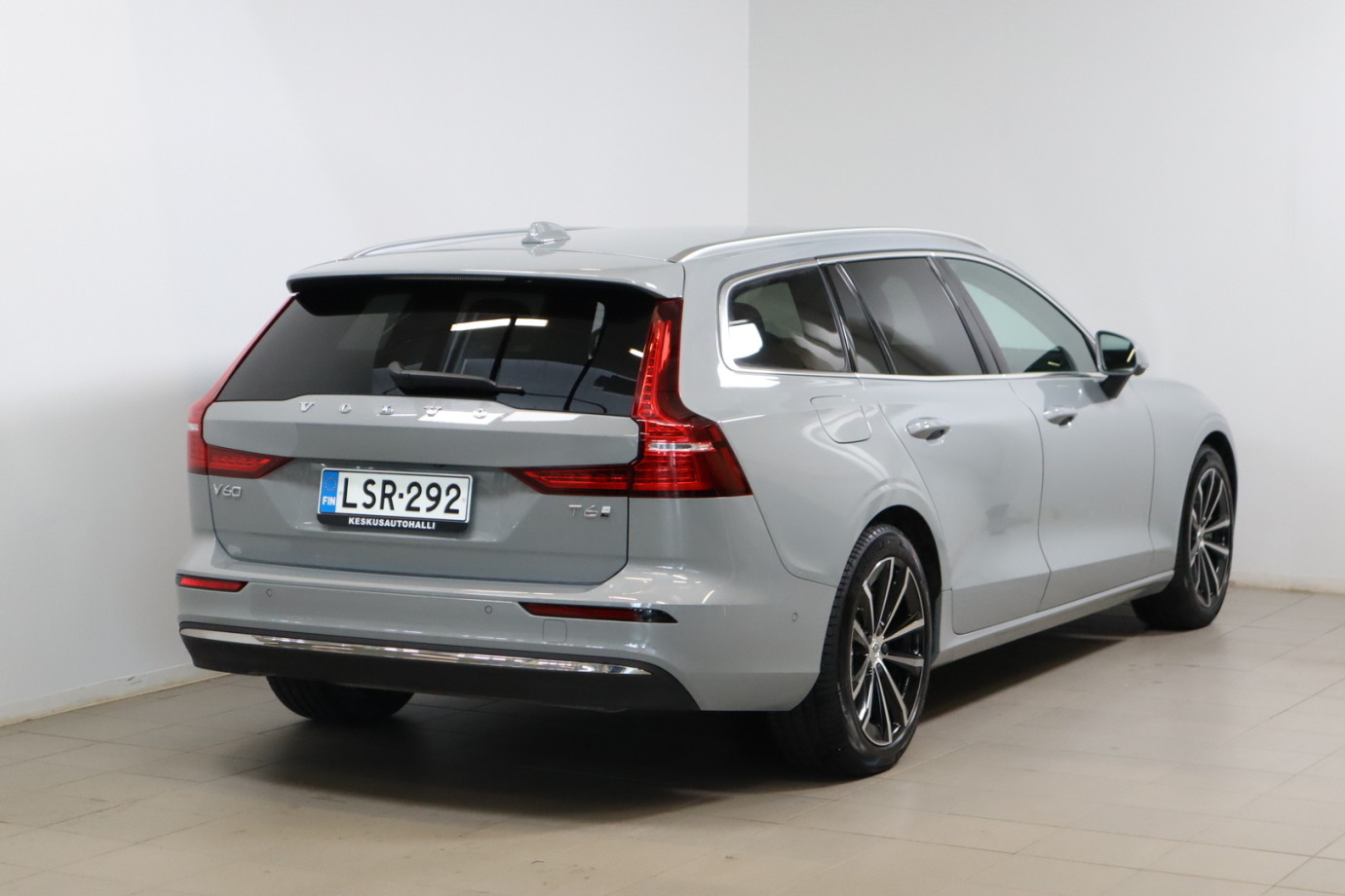 Esittelykuva VOLVO V60 lataushybridiautosta.