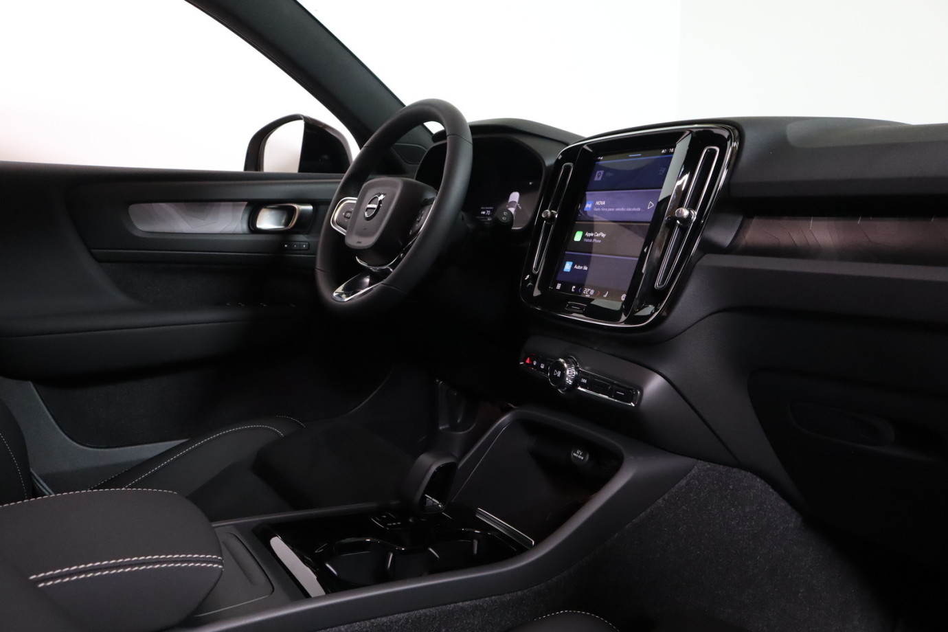 Esittelykuva VOLVO EX40 täyssähköautosta.